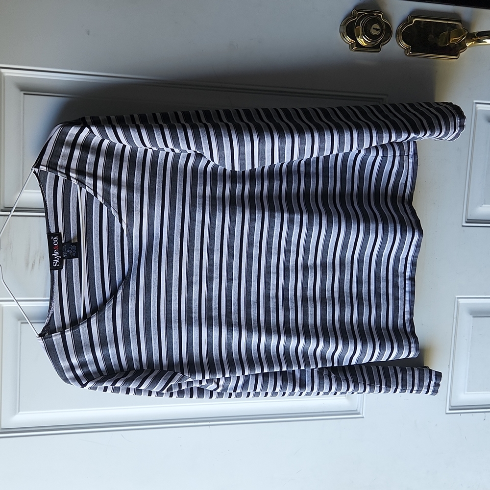 Ladies Style & co. Long-sleeved Shirt Size XL Color White/Black/Gray Stripe